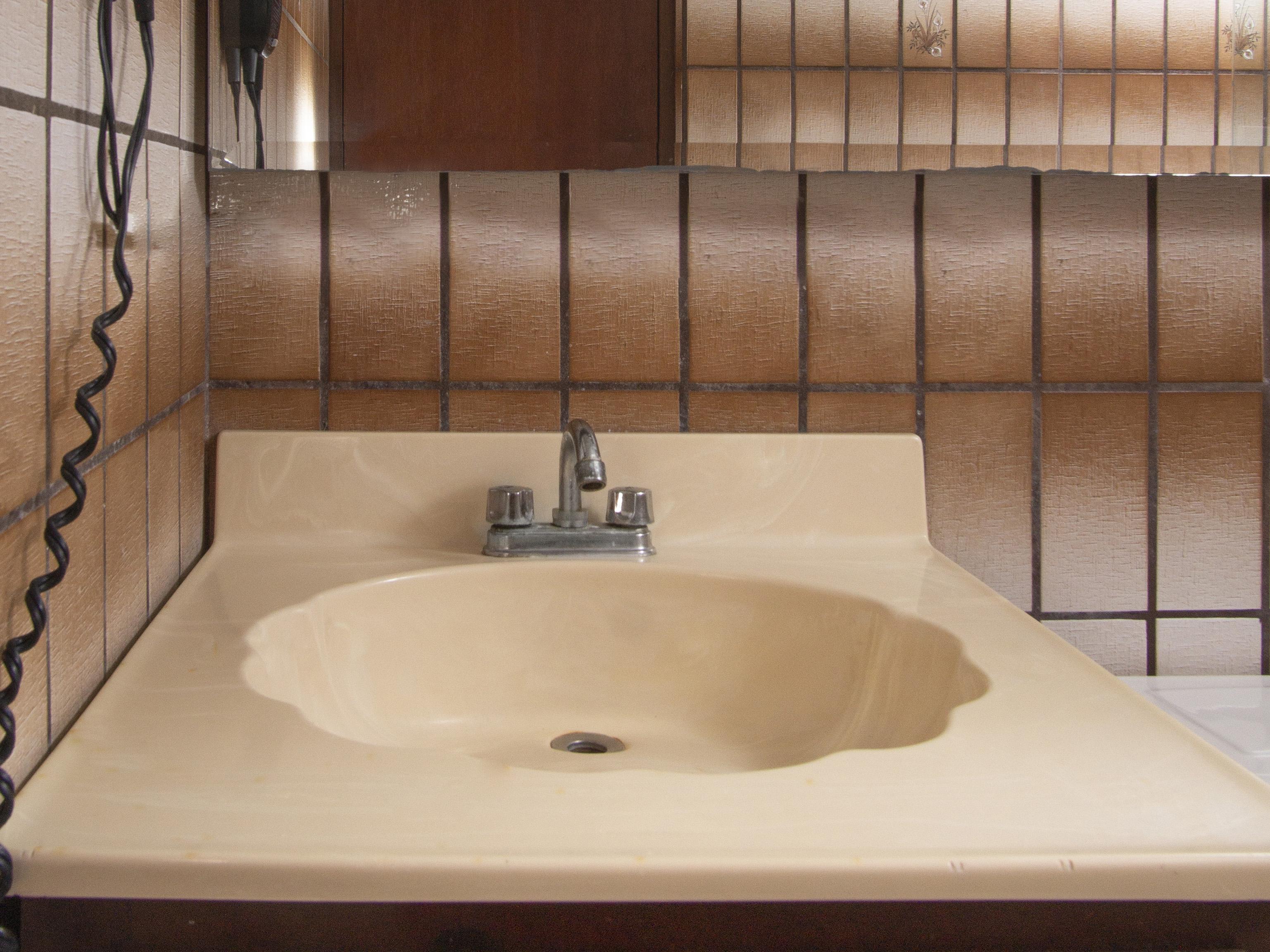 Oyo Hotel Hacienda Don Luis, Rosarito Zewnętrze zdjęcie A typical American bathroom sink