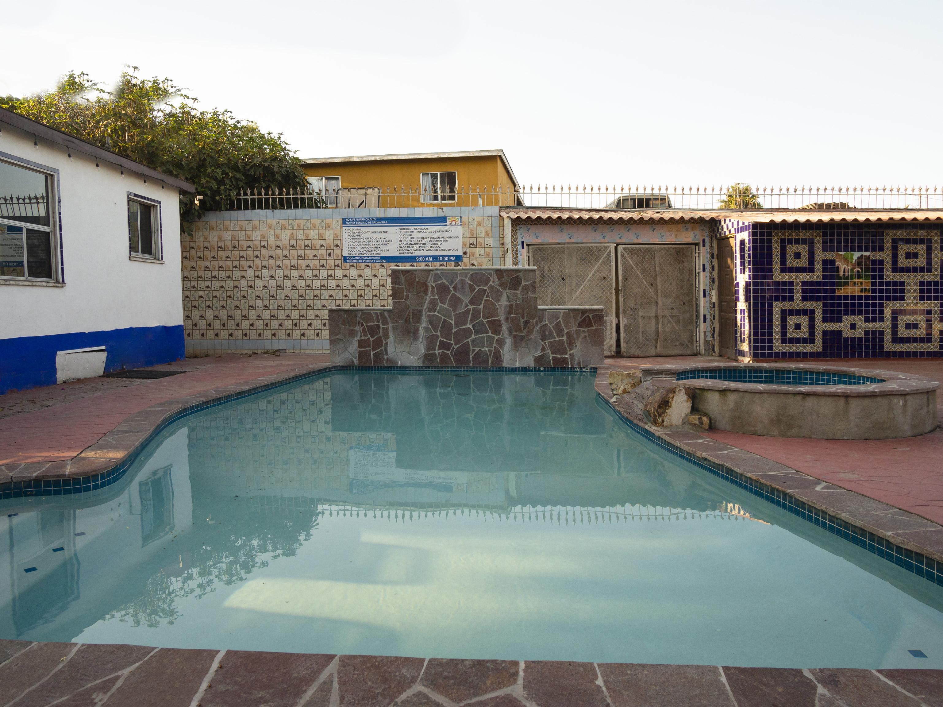 Oyo Hotel Hacienda Don Luis, Rosarito Zewnętrze zdjęcie A swimming pool in a house in Soweto, South Africa