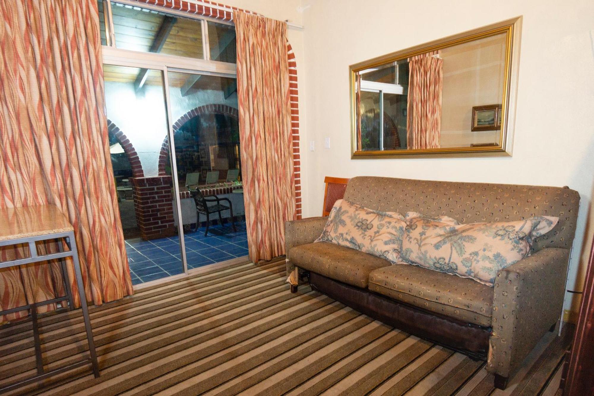 Oyo Hotel Hacienda Don Luis, Rosarito Zewnętrze zdjęcie A room at the hotel